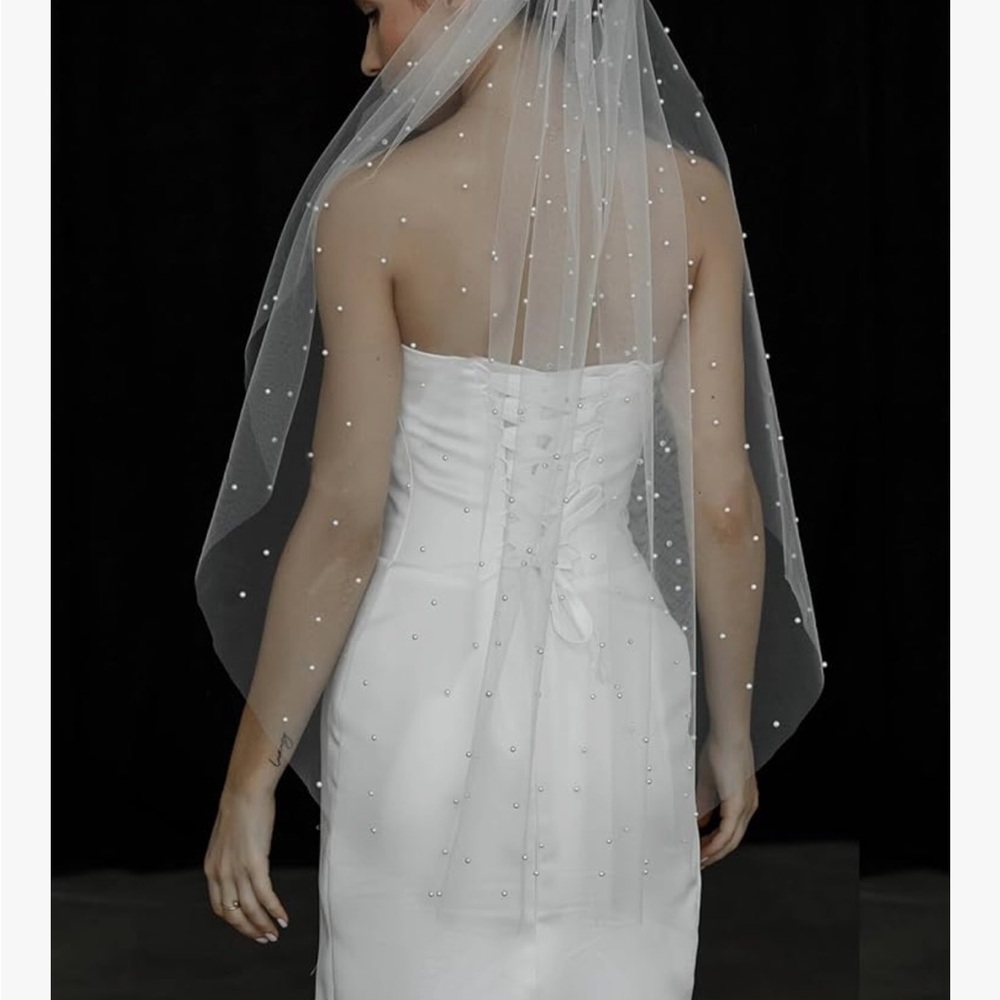 Elegant White Veil with Pearl Accents
